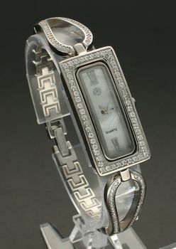 Zegarek srebrny biżuteryjny z prostokątna tarczą DIA-ZEG-9380-925. Elegancki zegarek z prostokątną tarczą ze srebra z cyrkoniami idealnie sprawdzi się jako ekskluzywny dodatek do białych koszul i koktajlowych sukienek. Zegar (3).jpg