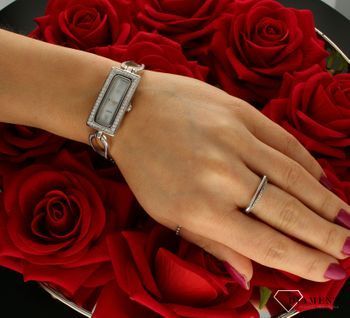 Zegarek srebrny biżuteryjny z prostokątna tarczą DIA-ZEG-9380-925. Elegancki zegarek z prostokątną tarczą ze srebra z cyrkoniami idealnie sprawdzi się jako ekskluzywny dodatek do białych koszul i koktajlowych sukienek. Zegarek (1).jpg