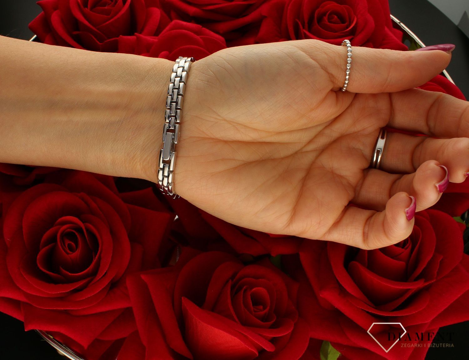 Zegarek srebrny biżuteryjny z prostokątna tarczą DIA-ZEG-9380-925. Elegancki zegarek z prostokątną tarczą ze srebra z cyrkoniami idealnie sprawdzi się jako ekskluzywny dodatek do białych koszul i koktajlowych sukienek. Zegar (3).jpg