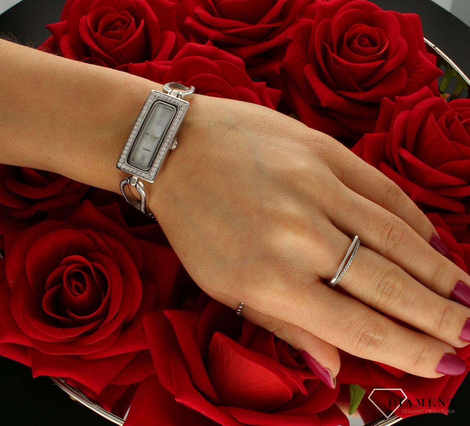 Zegarek srebrny biżuteryjny z prostokątna tarczą DIA-ZEG-9380-925. Elegancki zegarek z prostokątną tarczą ze srebra z cyrkoniami idealnie sprawdzi się jako ekskluzywny dodatek do białych koszul i koktajlowych sukienek. Zegar (3).jpg