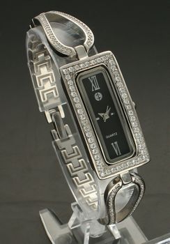 Zegarek damski srebrny biżuteryjny z czarną prostokątną czarną DIA-ZEG-9381-925. Elegancki zegarek ze srebra z prostokątną tarczą z cyrkoniami idealnie sprawdzi się jako ekskluzywny dodatek do białych koszul i koktajlowych s (5).jpg