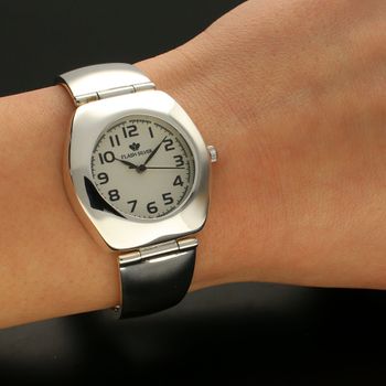 Zegarek srebrny damski z czytelna tarczą na sztywnej bransolecie  (5).jpg