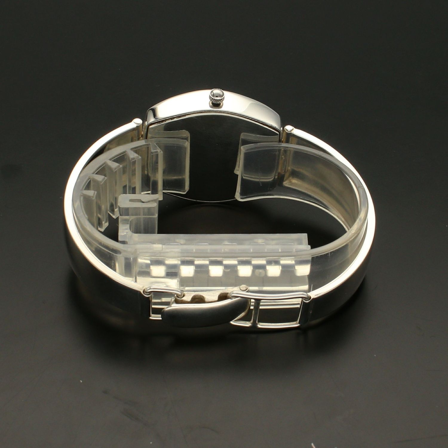 Zegarek srebrny damski z czytelna tarczą na sztywnej bransolecie  (1).jpg