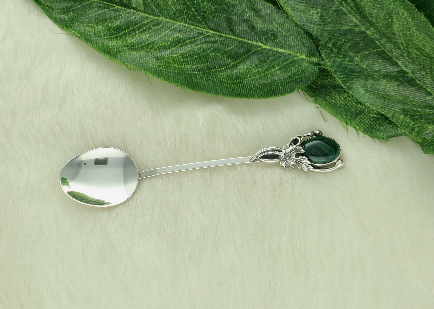 Srebrna łyżeczka do cukru z malachitem i srebrnym liściem DIA-ŁYŻ-12837-925. Srebrna łyżeczka do cukru o ponadczasowym wykończeniu ozdobiona malachitem. Tak zapakowana bransoletka będzie świetnym pomysłem1.jpg