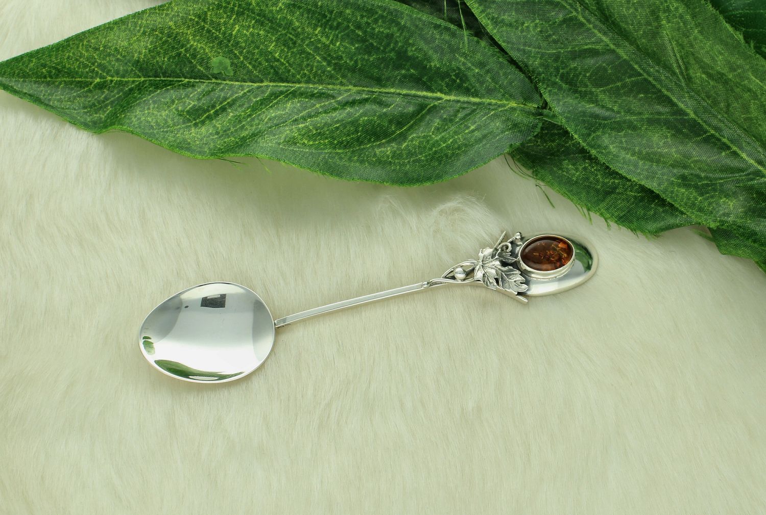 Srebrna łyżeczka do cukru z bursztynem bałtyckim i srebrnym liściem DIA-ŁYŻ-12839-925. Srebrna łyżeczka do cukru o ponadczasowym wykończeniu ozdobiona malachitem. Tak zapakowana bransoletka będzie świetnym pomysłem.jpg