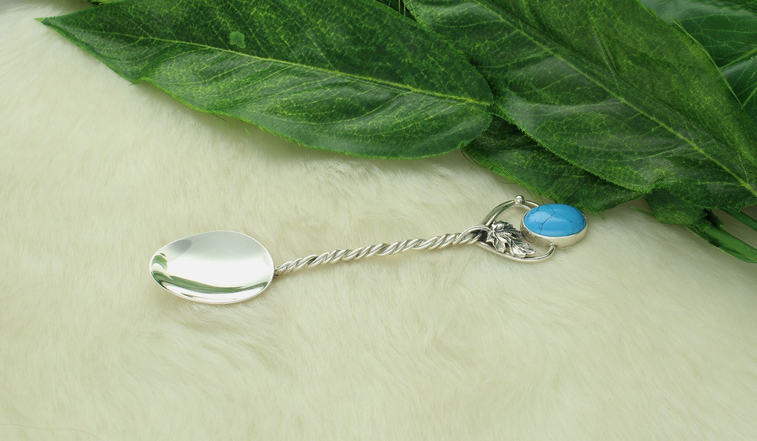 Srebrna łyżeczka do cukru z turkusem i srebrnym liściem DIA-ŁYŻ-12840-925. Srebrna łyżeczka do cukru o ponadczasowym wykończeniu ozdobiona turkusem. Tak zapakowana bransoletka będzie świetnym pomysłem1.jpg