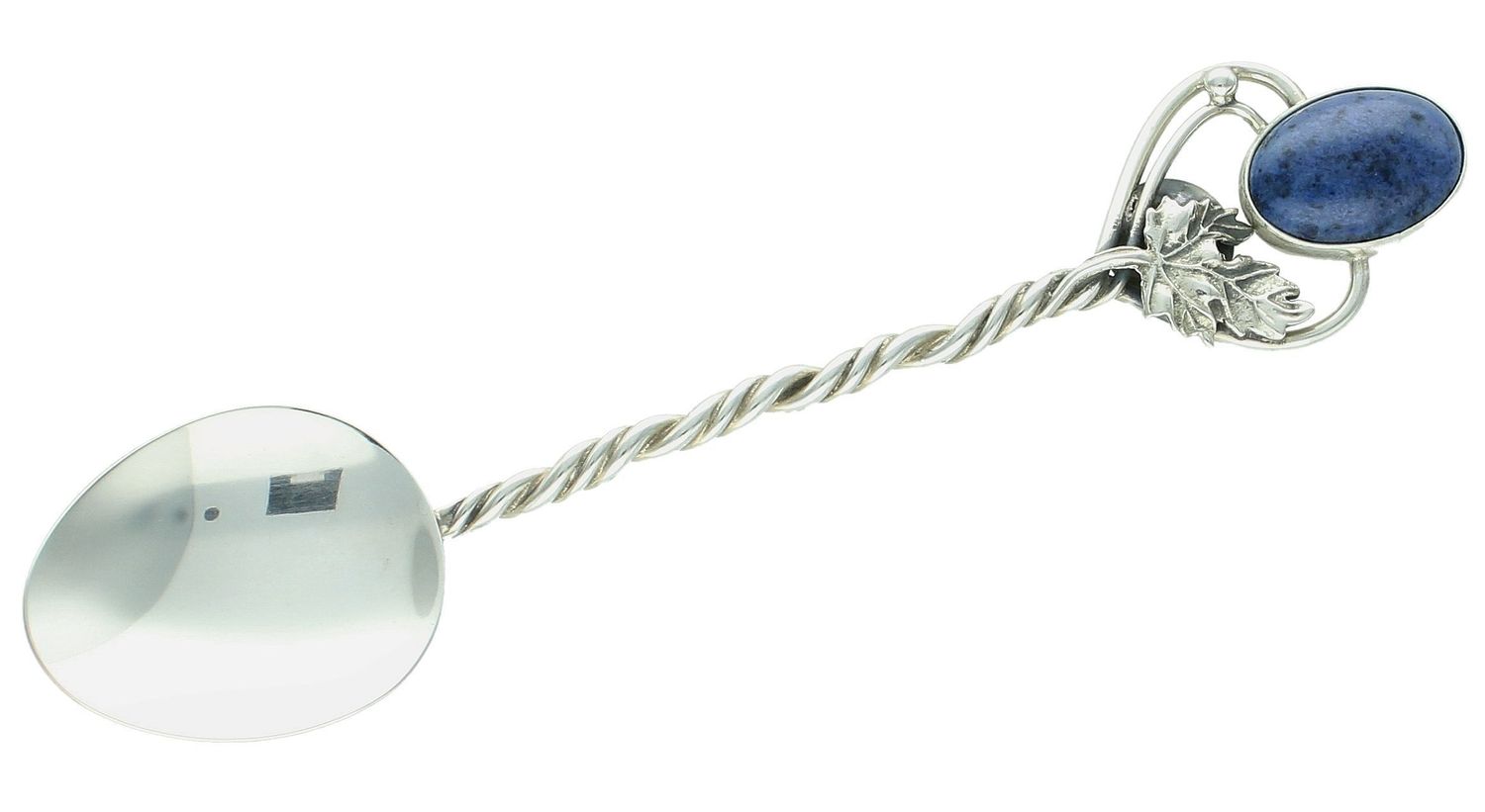 Srebrna łyżeczka do cukru z kamieniem laspis lazuli i srebrnym liściem DIA-ŁYŻ-12842-925. Srebrna łyżeczka do cukru o ponadczasowym wykończeniu ozdobiona kamieniem laspis lazuli. 1.jpg