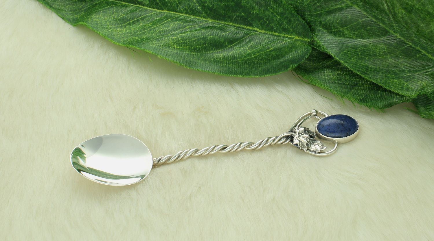 Srebrna łyżeczka do cukru z kamieniem laspis lazuli i srebrnym liściem DIA-ŁYŻ-12842-925. Srebrna łyżeczka do cukru o ponadczasowym wykończeniu ozdobiona kamieniem laspis lazuli. 1.jpg