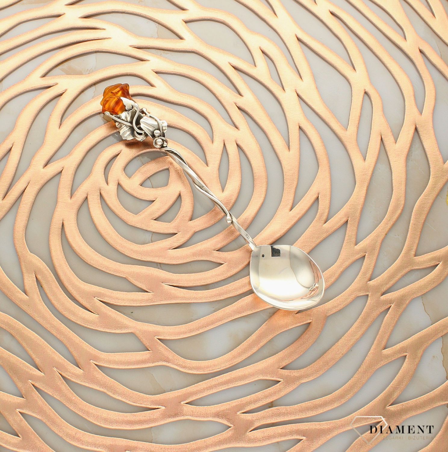 Srebrna łyżeczka z bursztynem w kształcie róży DIA-ŁYŻ-7048-925. Srebrna łyżeczka o ponadczasowym wykończeniu ozdobiona bursztynem. Łyżeczka umieszczana jest w ozdobnym opakowaniu, chroniący przed uszkodzeniami i zabrudzenia (3).jpg