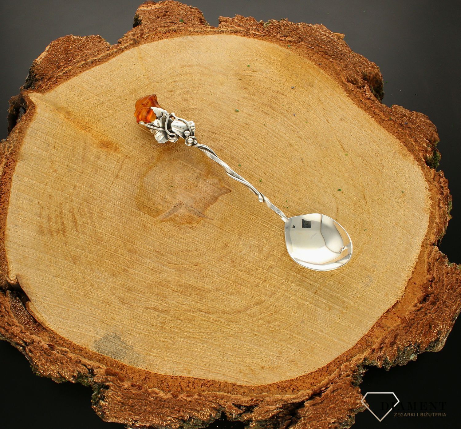 Srebrna łyżeczka z bursztynem w kształcie róży DIA-ŁYŻ-7048-925. Srebrna łyżeczka o ponadczasowym wykończeniu ozdobiona bursztynem. Łyżeczka umieszczana jest w ozdobnym opakowaniu, chroniący przed uszkodzeniami i zabrudzenia (3).jpg