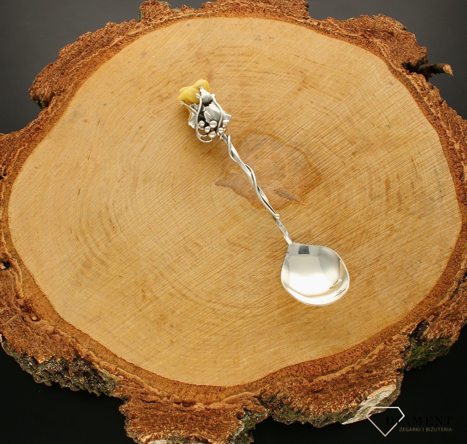 Srebrna łyżeczka z mlecznym bursztynem w kształcie róży DIA-ŁYŻ-7049-925. Srebrna łyżeczka o ponadczasowym wykończeniu ozdobiona bursztynem. Łyżeczka umieszczana jest w ozdobnym opakowaniu, chroniący przed uszkodzeniami i zab (1).jpg