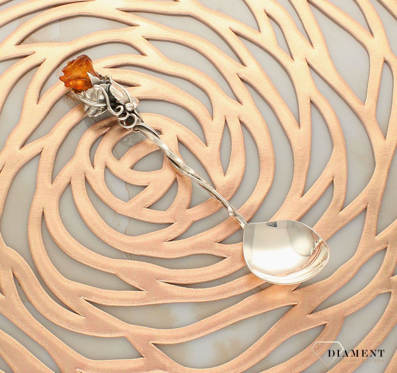 Srebrna łyżeczka z bursztynem w kształcie róży DIA-ŁYŻ-7050-925. Srebrna łyżeczka o ponadczasowym wykończeniu ozdobiona bursztynem. Łyżeczka umieszczana jest w ozdobnym opakowaniu, chroniący przed uszkodzeniami i zabrudzenia (3).jpg