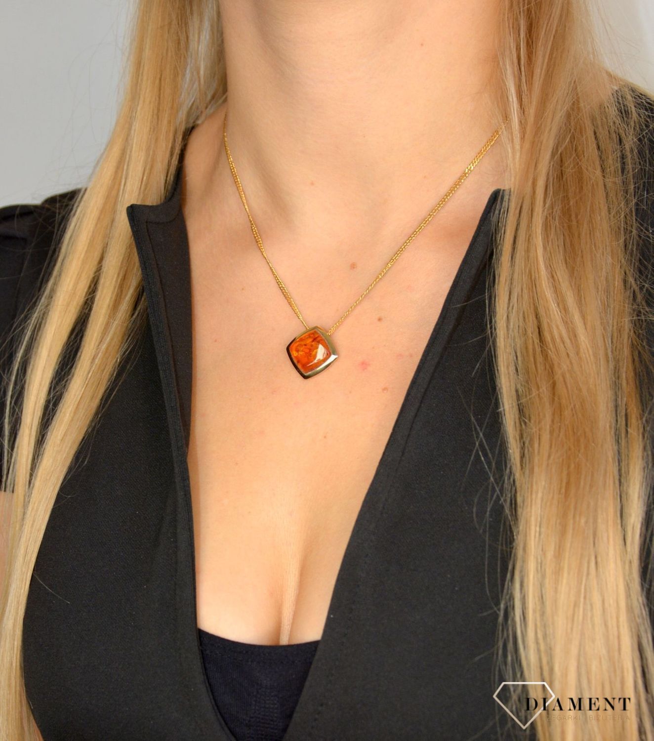 Złota zawieszka 585 bursztyn w nierównym kwadracie DIA0ZAW-1380-585.jpg