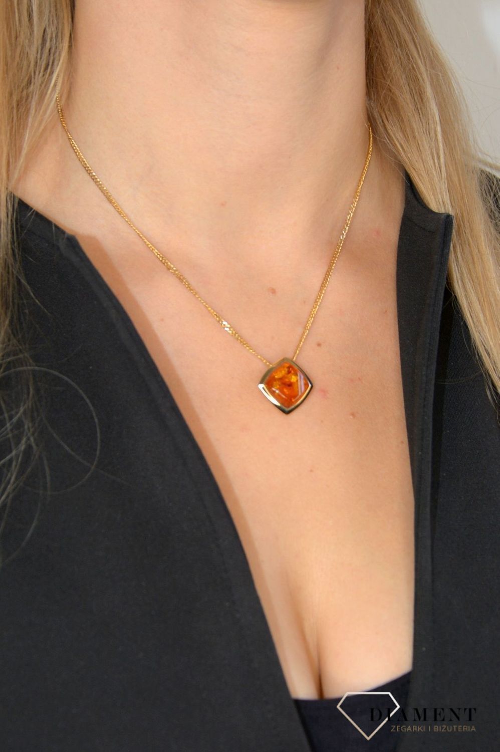 Złota zawieszka 585 bursztyn w nierównym kwadracie DIA0ZAW-1380-585.jpg