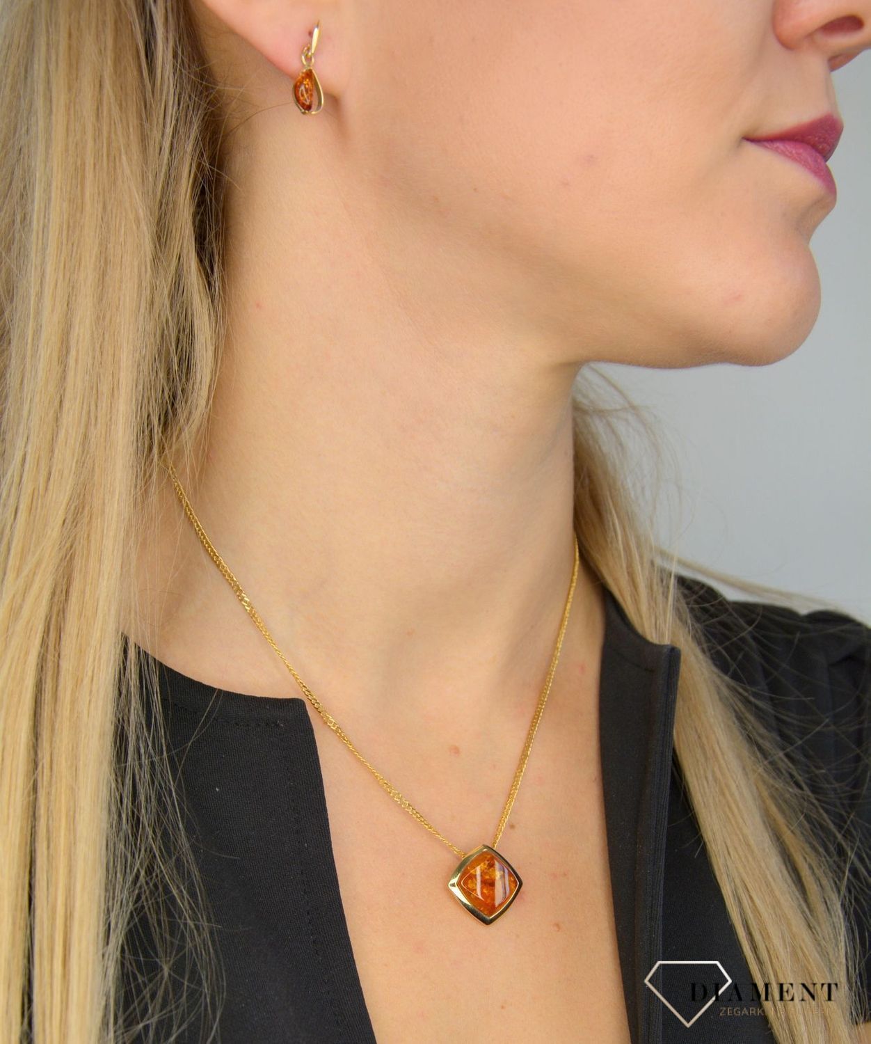 Złota zawieszka 585 bursztyn w nierównym kwadracie DIA0ZAW-1380-585.jpg