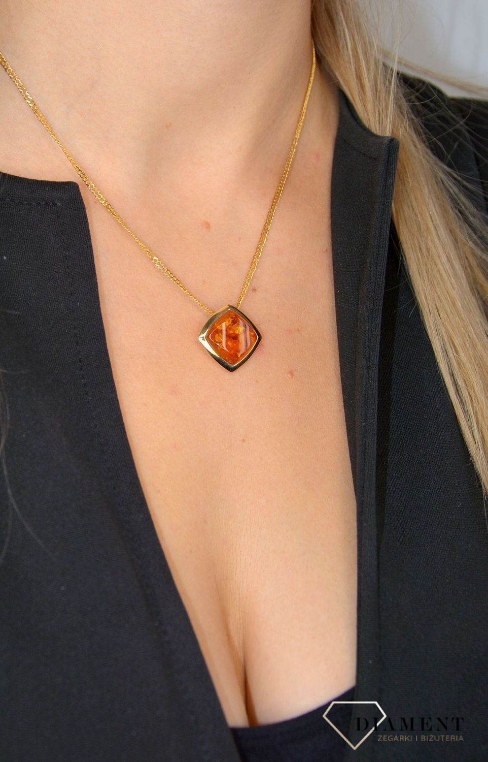 Złota zawieszka 585 bursztyn w nierównym kwadracie DIA0ZAW-1380-585.jpg