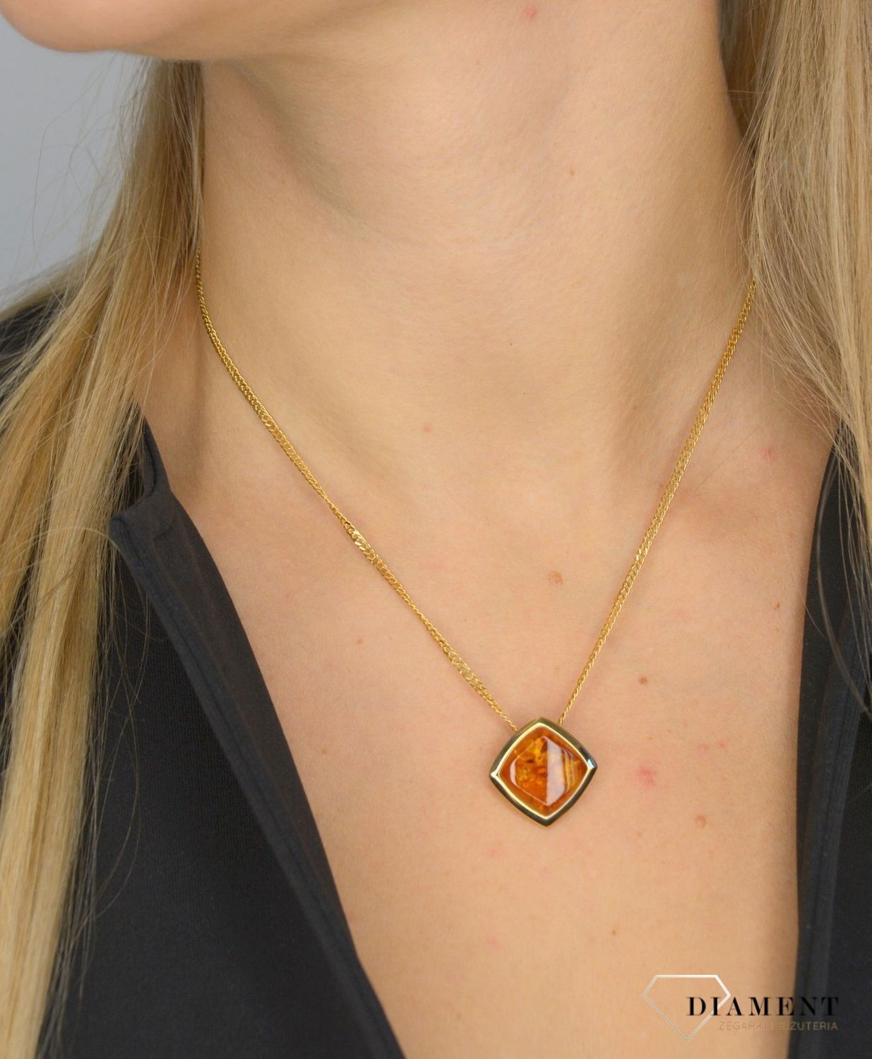 Złota zawieszka 585 bursztyn w nierównym kwadracie DIA0ZAW-1380-585.jpg