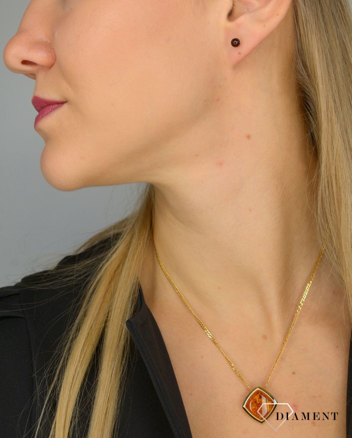 Złota zawieszka 585 bursztyn w nierównym kwadracie DIA0ZAW-1380-585.jpg