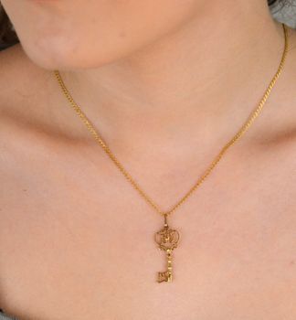 Zawieszka złota Klucz próba 333, DIA0ZAW-1525-333 Elegancka złota zawieszka w kształcie ażurowego klucza, wykonana z wysokiej jakości złota próby 333 (1).JPG