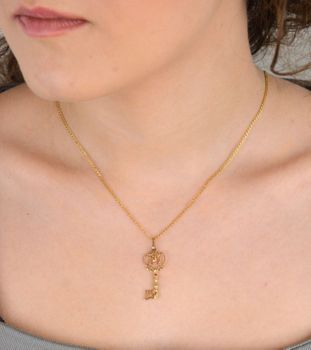 Zawieszka złota Klucz próba 333, DIA0ZAW-1525-333 Elegancka złota zawieszka w kształcie ażurowego klucza, wykonana z wysokiej jakości złota próby 333 (2).JPG