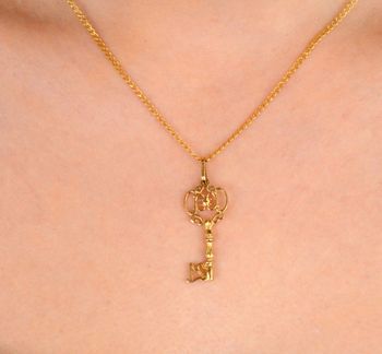 Zawieszka złota Klucz próba 333, DIA0ZAW-1525-333 Elegancka złota zawieszka w kształcie ażurowego klucza, wykonana z wysokiej jakości złota próby 333 (3).JPG