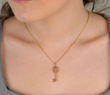 Zawieszka złota Klucz próba 333, DIA0ZAW-1525-333 Elegancka złota zawieszka w kształcie ażurowego klucza, wykonana z wysokiej jakości złota próby 333 (4).JPG