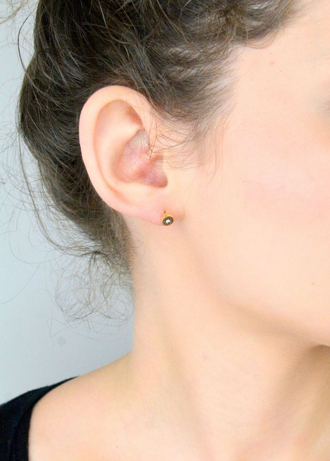 Kolczyki złote damskie 585 Diament Otoczony Białym Złotem wkrętki z Diamentem 0,03 ct 3.jpg