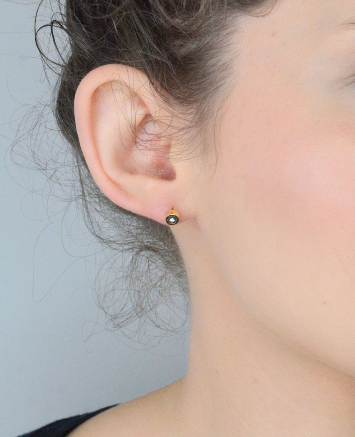 Kolczyki złote damskie 585 Diament Otoczony Białym Złotem wkrętki z Diamentem 0,03 ct 3.jpg