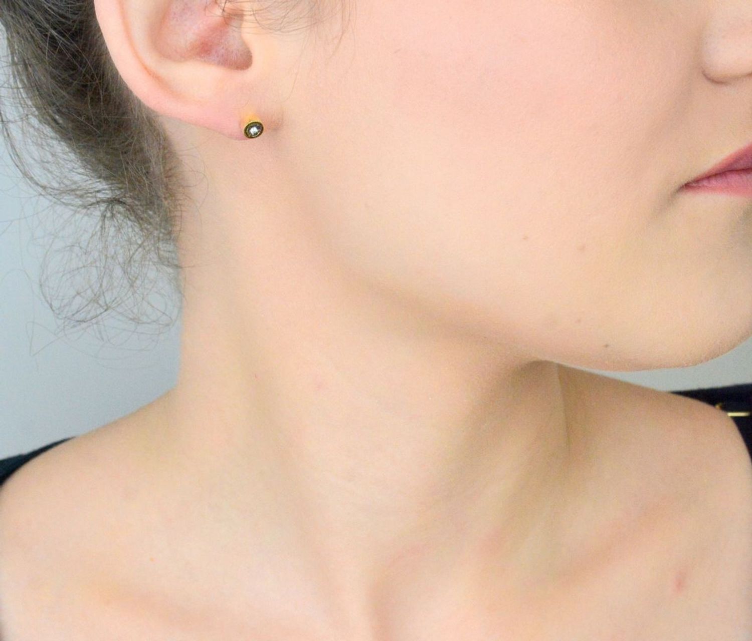 Kolczyki złote damskie 585 Diament Otoczony Białym Złotem wkrętki z Diamentem 0,03 ct 3.jpg