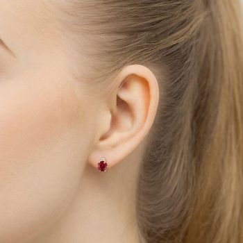 Kolczyki złote K0076 z rubinem 2 x 0.60 ct i dwoma diamentami SI2 H 1.5 mm. Wykonane z żółtego złota próby 585, wymiary 6 x 8 mm, waga 1.1–1.5 g.2.jpg