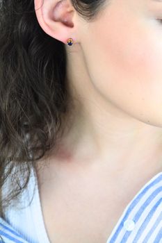 Złote kolczyki z naturalnym szafirem 0.60 ct – złoto 585 z certyfikatemdf (3).jpg