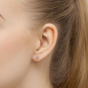 Kolczyki złote K0222 z tanzanitem 2 x 0.15 ct (3 mm) w okrągłym szlifie. Wykonane z żółtego złota próby 585, waga 0.6–1.0 g, zapięcie na sztyft. Delikatne, eleganckie i idealne na prezent 3.jpg