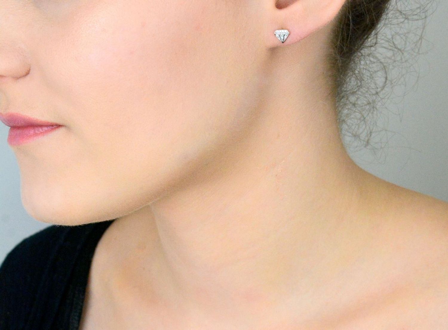 Kolczyki złote damskie 585 Wkrętki w kształcie diamentów z Diamentami 0,10 ct.DIAKLCKO504Z585B0.10 Kolczyki idealne na prezent dla każdej kobiety. Kolczyki na sztyft1.jpg