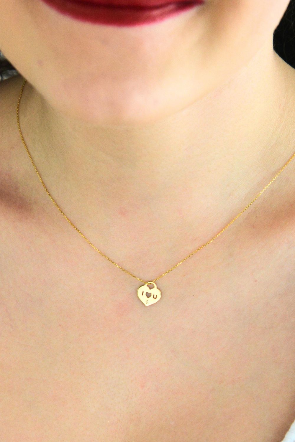 Złoty naszyjnik damski 585 Kłódka w kształcie serca z napisem 'I LOVE YOU' i Diamentem 0.005 ct. 1.jpg