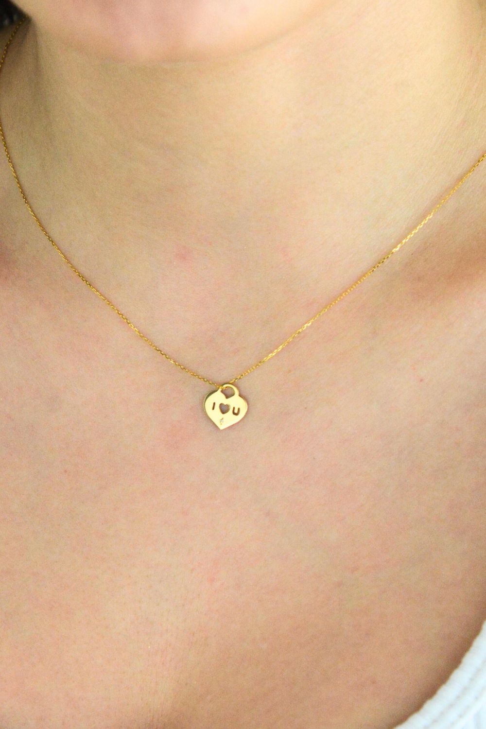 Złoty naszyjnik damski 585 Kłódka w kształcie serca z napisem 'I LOVE YOU' i Diamentem 0.005 ct. 1.jpg