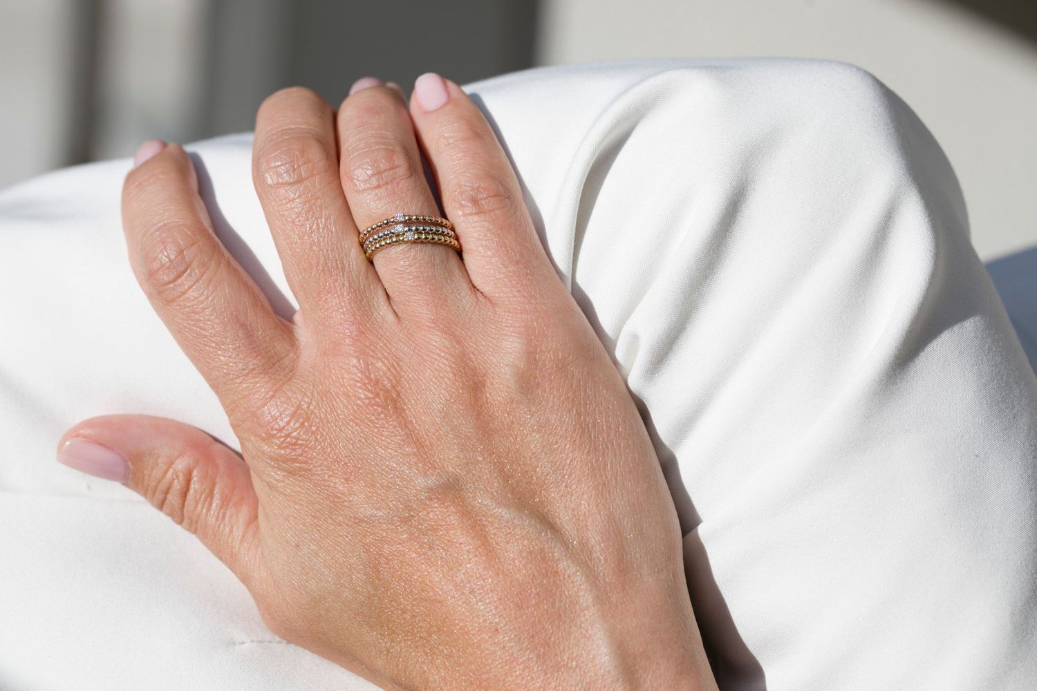 Złoty pierścionek damski Różowe złoto 585 obrączka z kuleczek z jednym Diamentem 0.02 ct 1.jpg