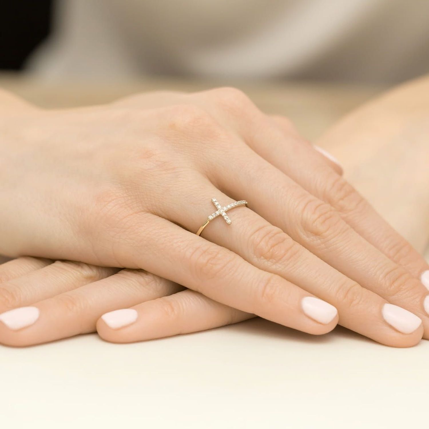 Złoty pierścionek damski 585 z Krzyżykiem wysadzanym 18 Diamentami 0.09 ct 1.jpg