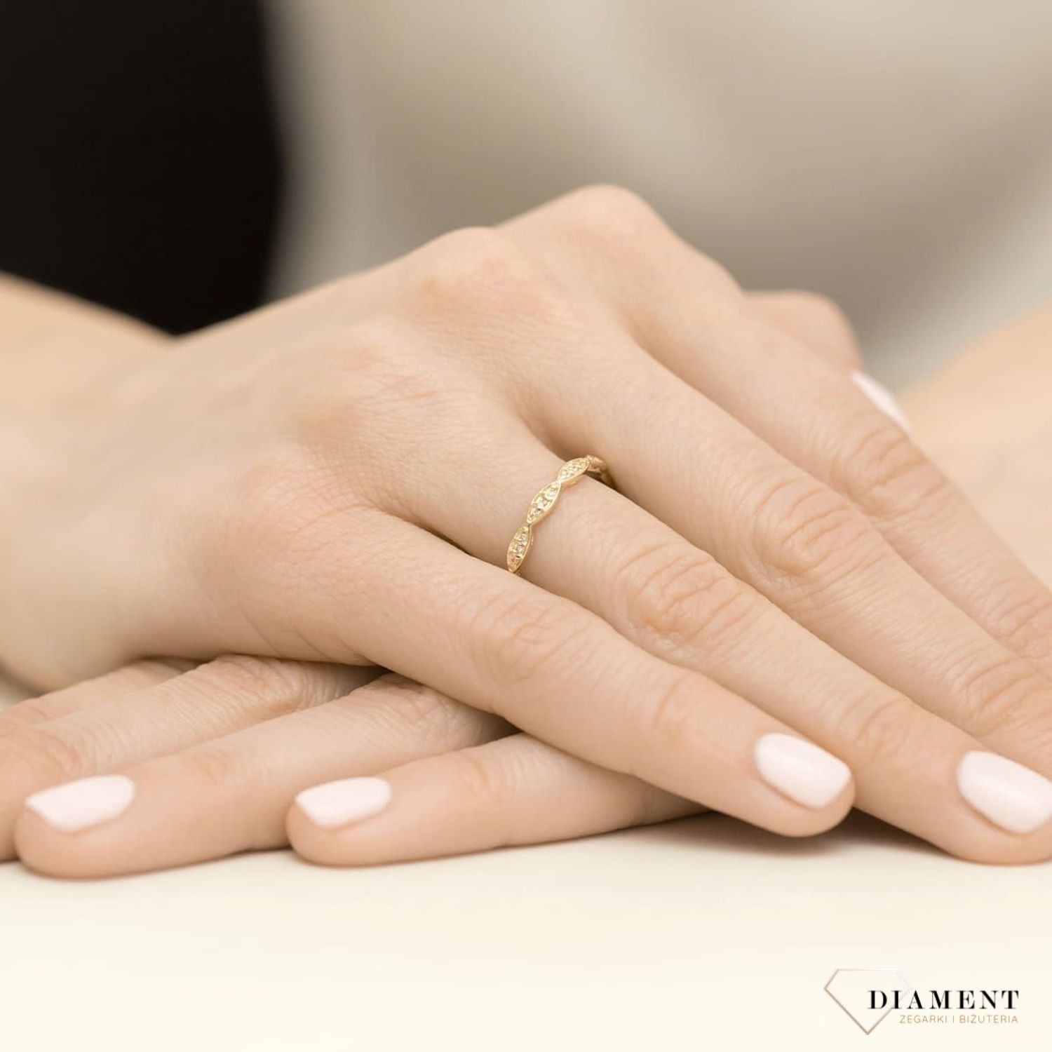 Złoty pierścionek damski 585 Ozdobna obrączka z Diamentami 0.13 ct DIAPRSBC040Z585B0.13  Pierścionek z żółtego 14 karatowego złota z Diamentami, idealny prezent dla każdej kobiety. Możliwość zamówienia Twojego Rozmiaru..jpg