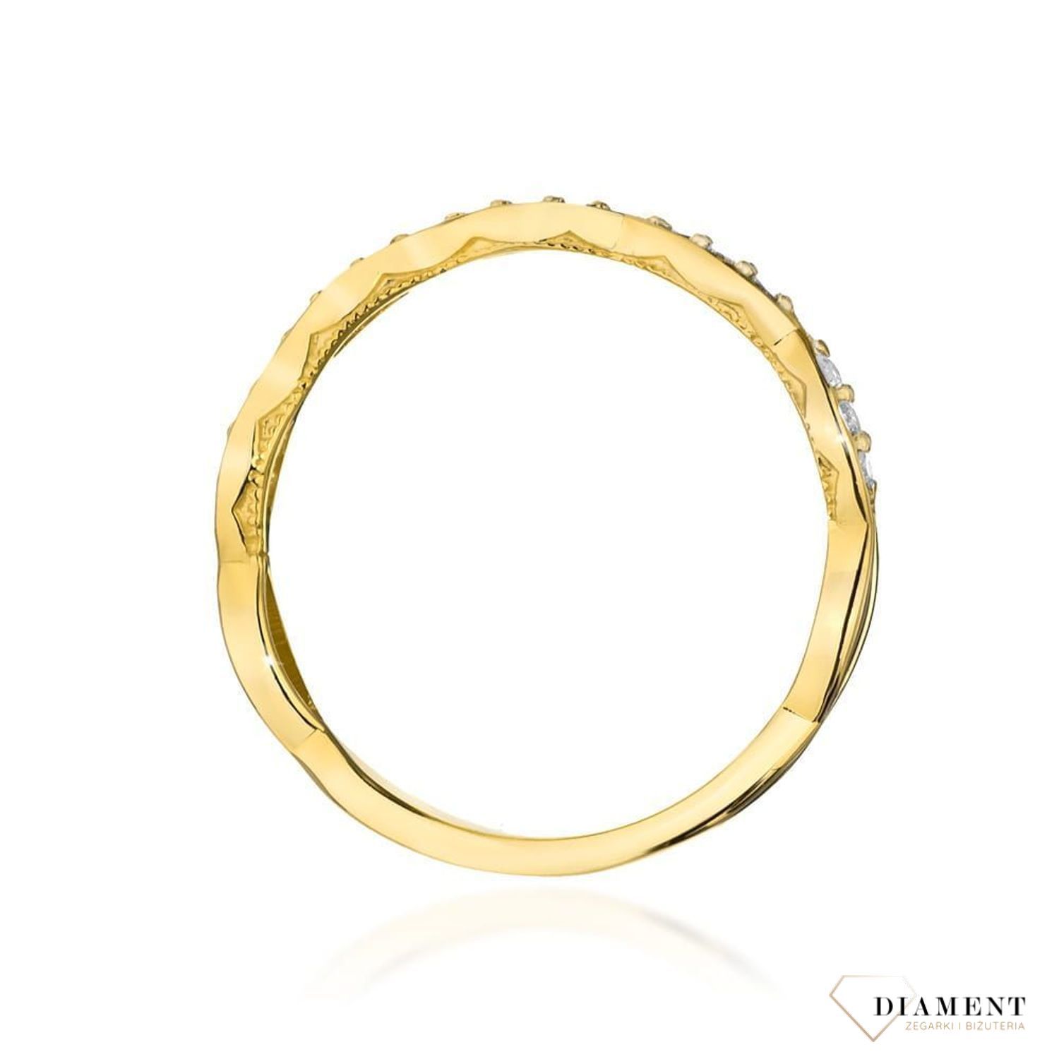Złoty pierścionek damski 585 Ozdobna obrączka z Diamentami 0.13 ct DIAPRSBC040Z585B0.13  Pierścionek z żółtego 14 karatowego złota z Diamentami, idealny prezent dla każdej kobiety. Możliwość zamówienia Twojego Rozmiaru..jpg