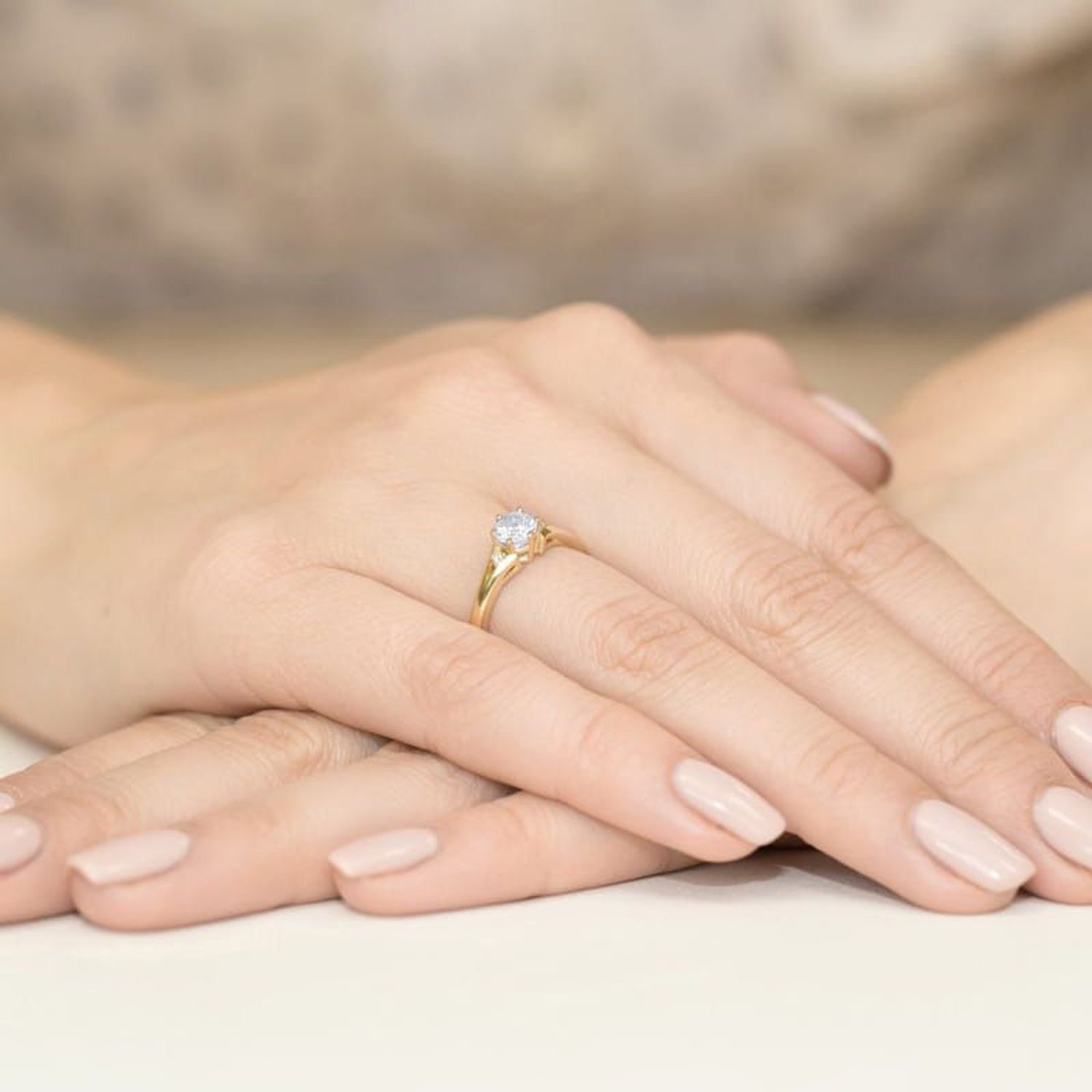 Elegancki pierścionek W0076 wykonany z żółtego złota próby 585, zdobiony diamentem laboratoryjnym 0,50 ct (VS2 F) i dwoma kamieniami dodatkowymi 0,029 ct. Idealny prezent na zaręczyny, rocznicę1.jpg