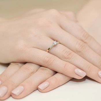 Pierścionek złoty W0399 z diamentami 0.21 ct (0.15 ct centralny + 6 x 0.01 ct). Wykonany z żółtego złota próby 585, szerokość szyny 1.8 mm, wysokość korony 4.1 mm, waga 1.2–1.8 g. 4.jpg