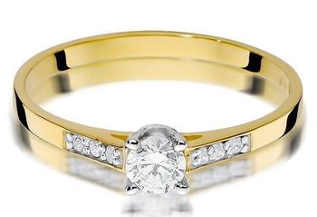 Pierścionek złoty W0399 z diamentami 0.21 ct (0.15 ct centralny + 6 x 0.01 ct). Wykonany z żółtego złota próby 585, szerokość szyny 1.8 mm, wysokość korony 4.1 mm, waga 1.2–1.8 g. Elegancki 2.jpg