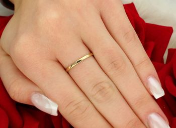 Pierścionek złoty W0399 z diamentami 0.21 ct (0.15 ct centralny + 6 x 0.01 ct). Wykonany z żółtego złota próby 585, szerokość szyny 1.8 mm, wysokość korony 4.1 mm, waga 1.2–1.8 g. Elegancki 6.jpg