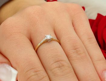 Pierścionek złoty W0399 z diamentami 0.21 ct (0.15 ct centralny + 6 x 0.01 ct). Wykonany z żółtego złota próby 585, szerokość szyny 1.8 mm, wysokość korony 4.1 mm, waga 1.2–1.8 g. Elegancki5.jpg