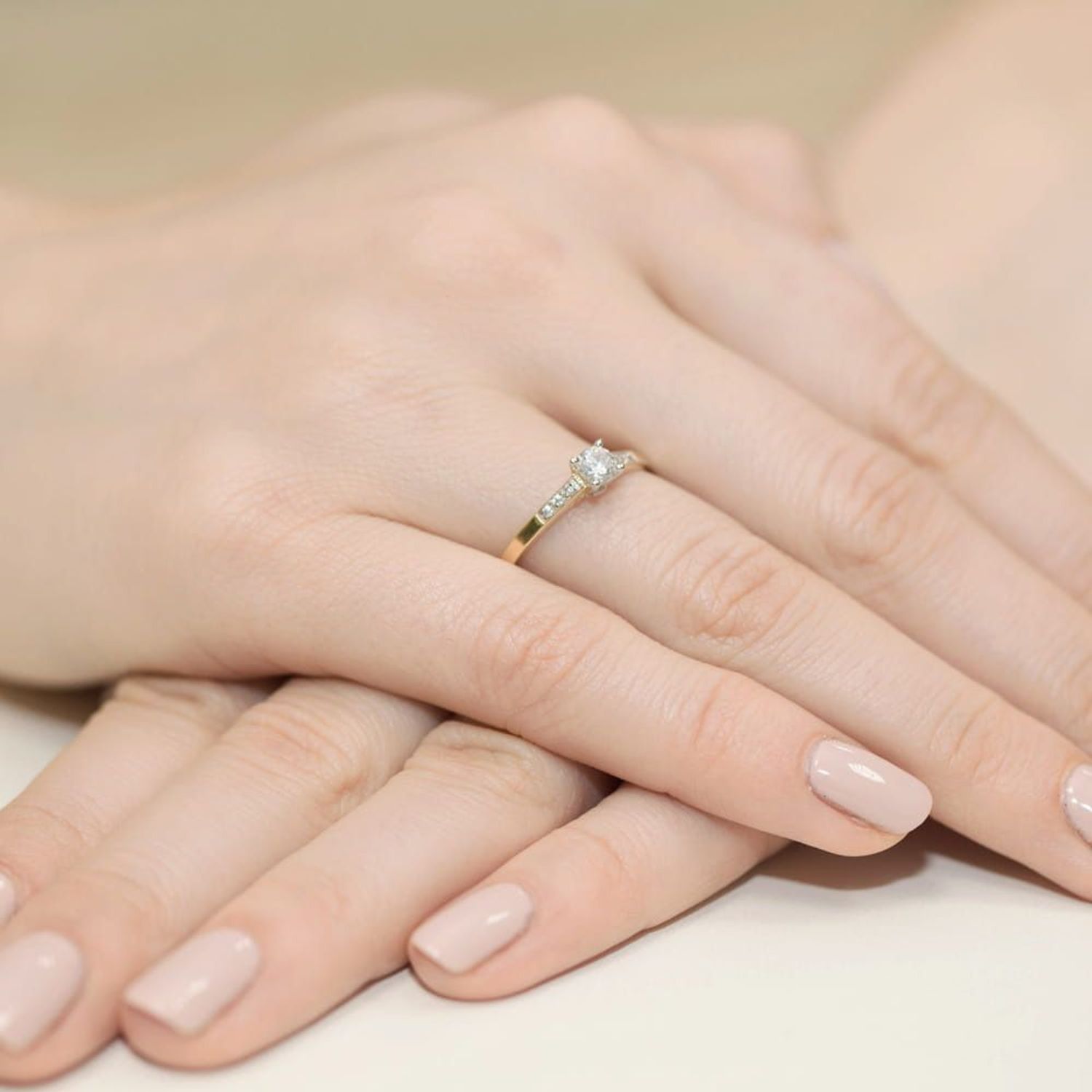 Pierścionek złoty W0399 z diamentami 0.21 ct (0.15 ct centralny + 6 x 0.01 ct). Wykonany z żółtego złota próby 585, szerokość szyny 1.8 mm, wysokość korony 4.1 mm, waga 1.2–1.8 g. 1.jpg