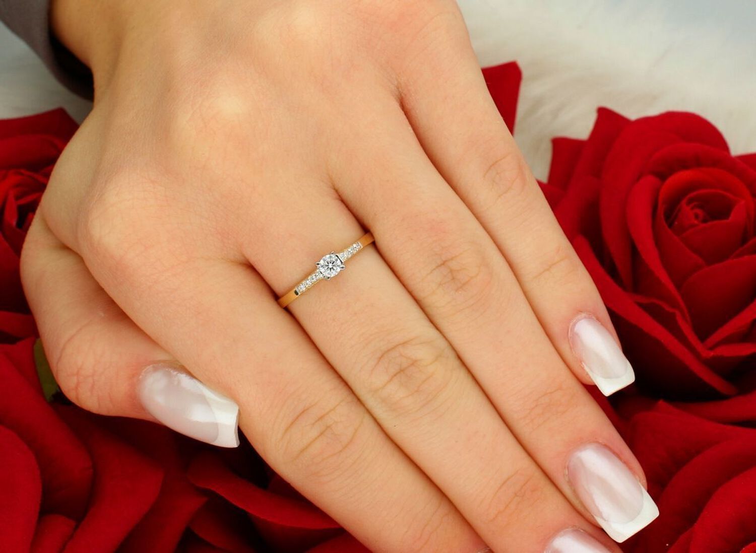 Pierścionek złoty W0399 z diamentami 0.21 ct (0.15 ct centralny + 6 x 0.01 ct). Wykonany z żółtego złota próby 585, szerokość szyny 1.8 mm, wysokość korony 4.1 mm, waga 1.2–1.8 g. 1.jpg