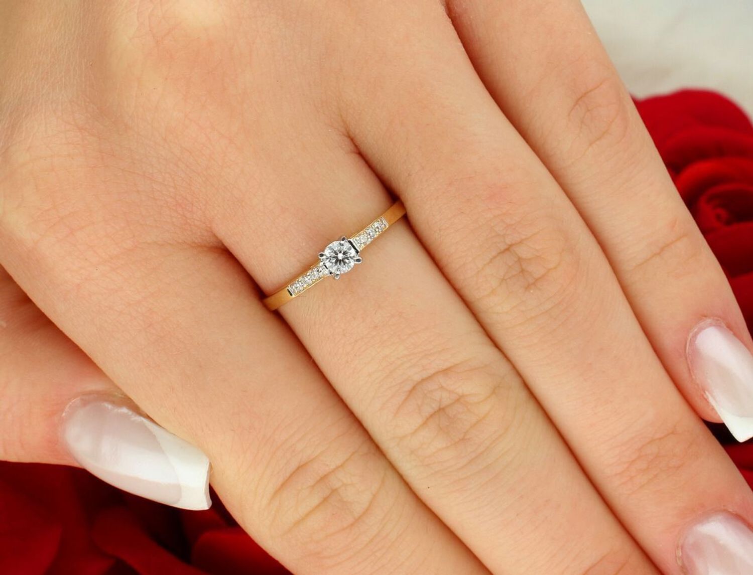 Pierścionek złoty W0399 z diamentami 0.21 ct (0.15 ct centralny + 6 x 0.01 ct). Wykonany z żółtego złota próby 585, szerokość szyny 1.8 mm, wysokość korony 4.1 mm, waga 1.2–1.8 g. 1.jpg