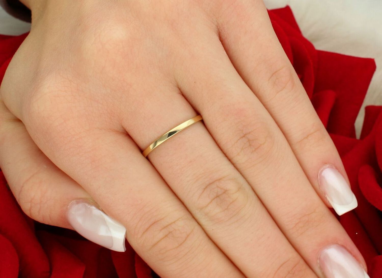 Pierścionek złoty W0399 z diamentami 0.21 ct (0.15 ct centralny + 6 x 0.01 ct). Wykonany z żółtego złota próby 585, szerokość szyny 1.8 mm, wysokość korony 4.1 mm, waga 1.2–1.8 g. 1.jpg