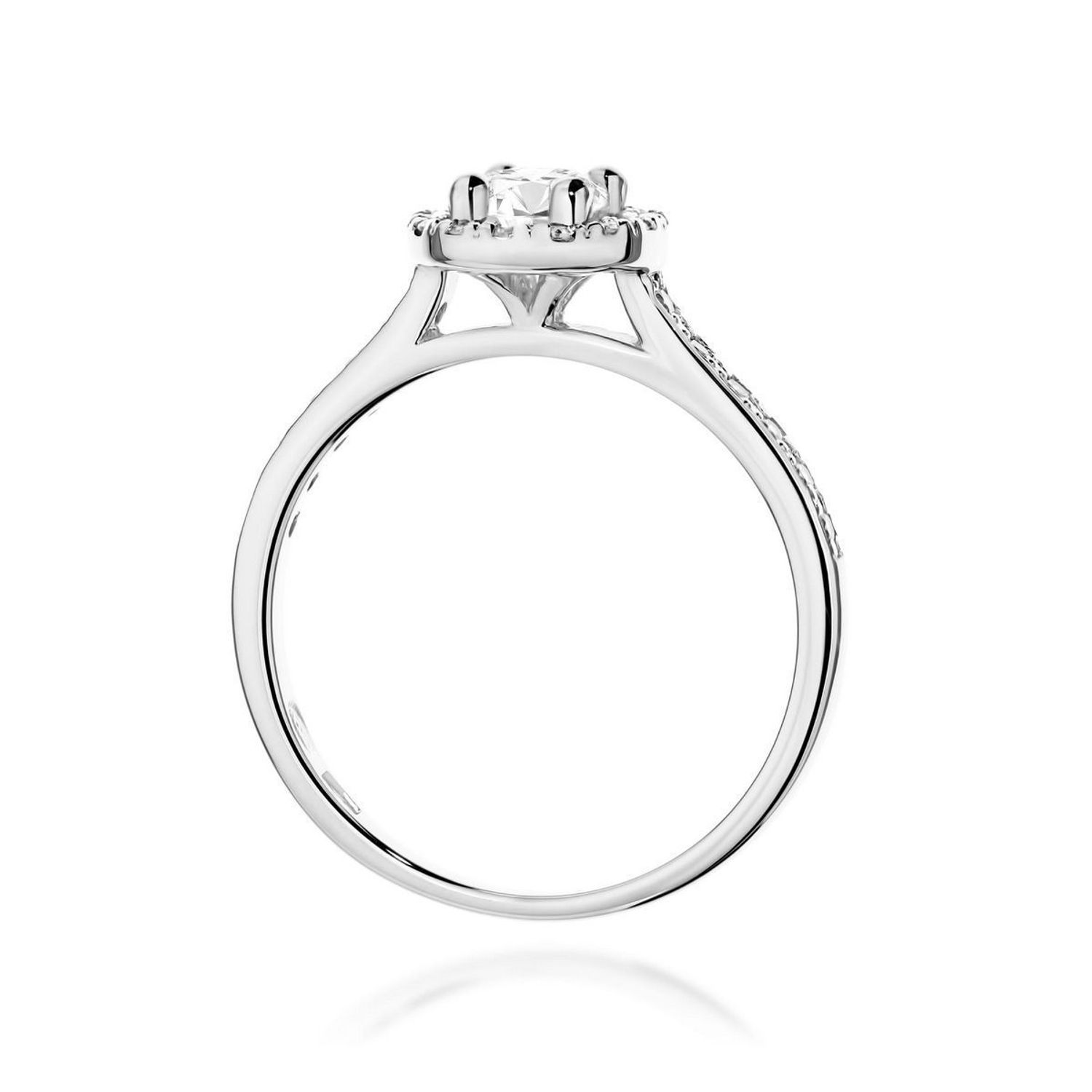 Olśniewający pierścionek W0477 z diamentem laboratoryjnym 0.30ct i 26 dodatkowymi diamentami (łącznie 0.52ct) w białym złocie 585. Elegancja, luksus i etyczne piękno w jednym.1.jpg