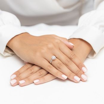 Olśniewający pierścionek W0477 z diamentem laboratoryjnym 0.30ct i 26 dodatkowymi diamentami (łącznie 0.52ct) w białym złocie 585. Elegancja, luksus i etyczne piękno w jednym.4.jpg